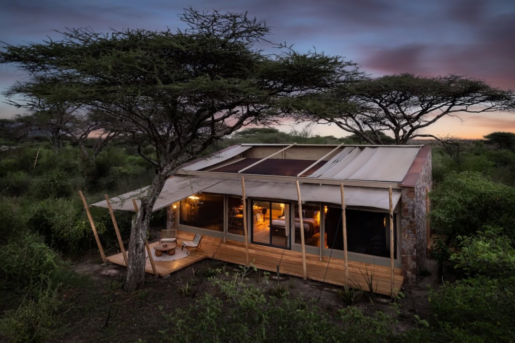 Luxuriöses Zelt mit offenen Dach im Abendlicht der Serengeti.