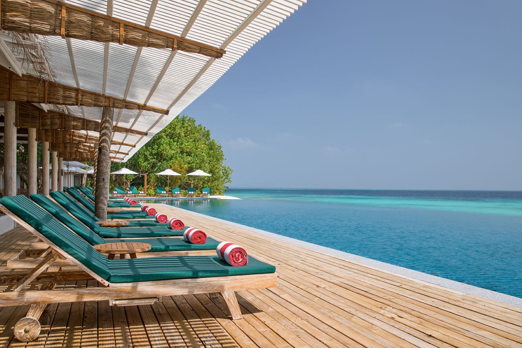 Pool im NH Collection Maldives Reethi Resort 