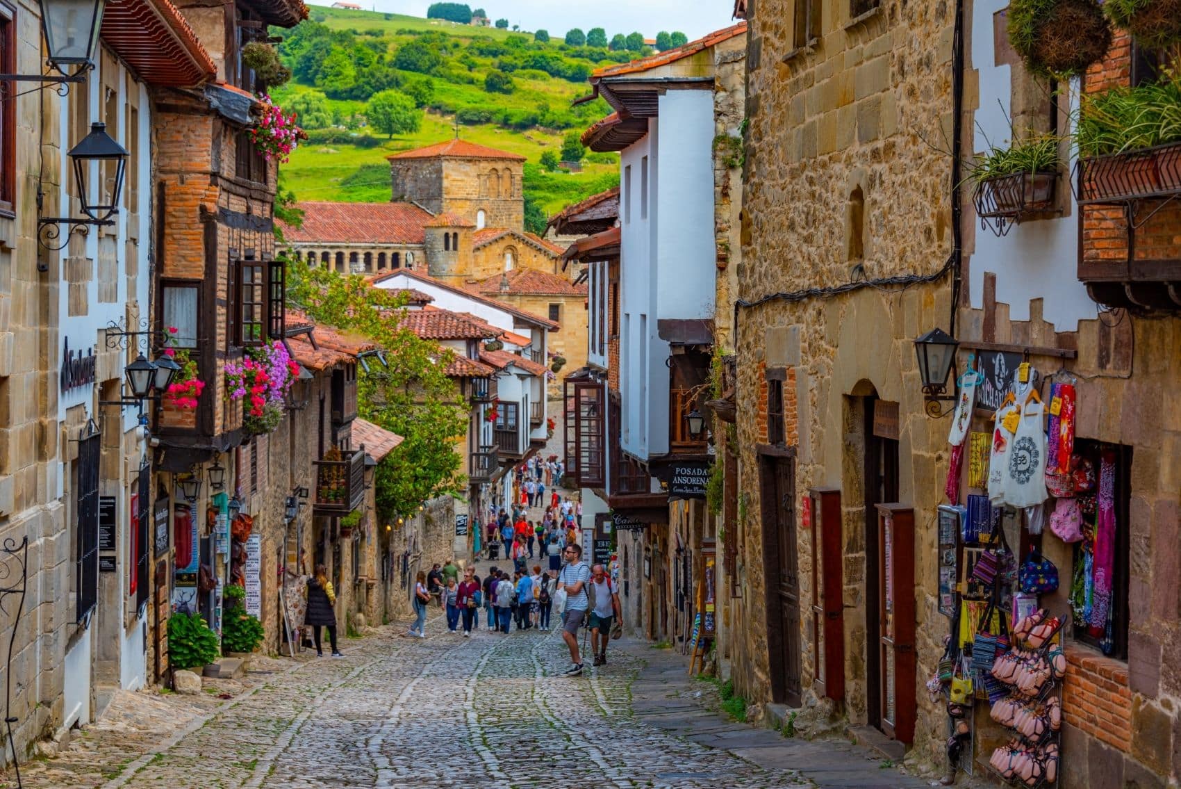 Touristen in der Altstadt von Santillana del Mar in Kantabrien