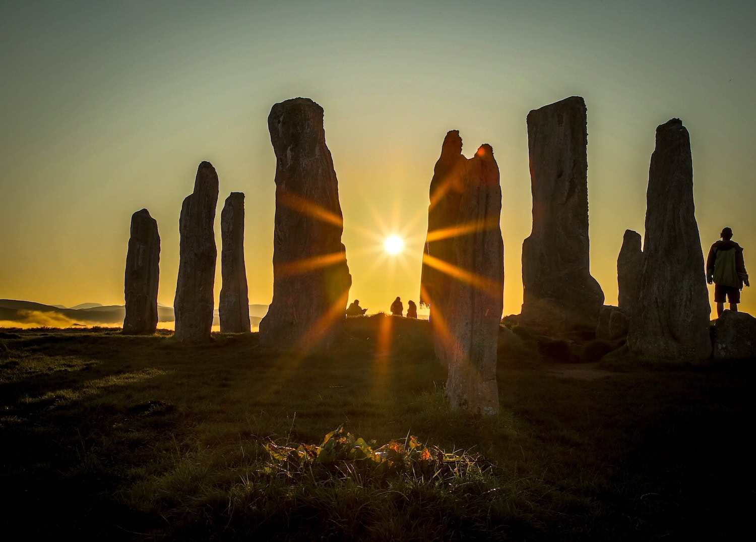 Freistehende Callanish Stones im Abendlicht.