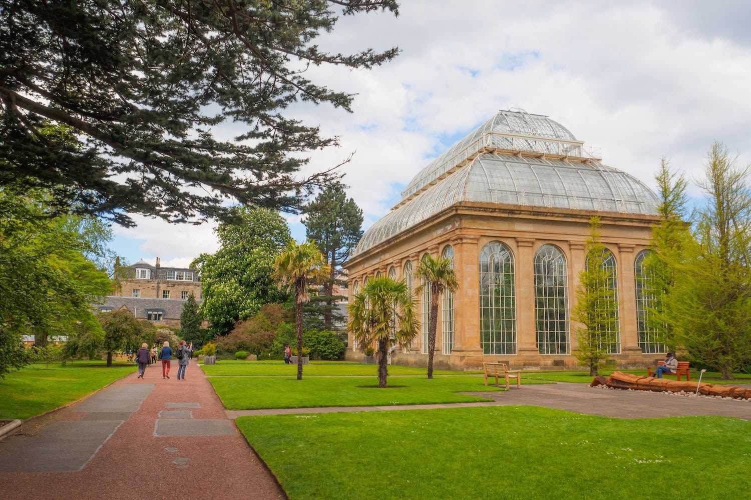 Viktorianisches Gewächshaus des Royal Botanic Garden in Edinburgh im Sommer.