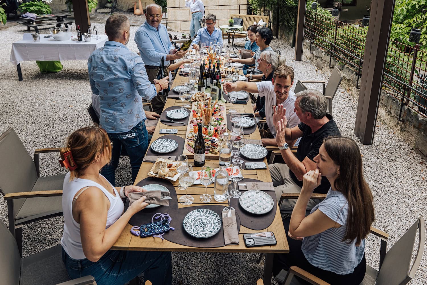 Die lange Tafel bei den WeinKulturWochen St. Pauls sind ein Geheimtipp unter den schönsten Weinveranstaltungen Südtirol 2026