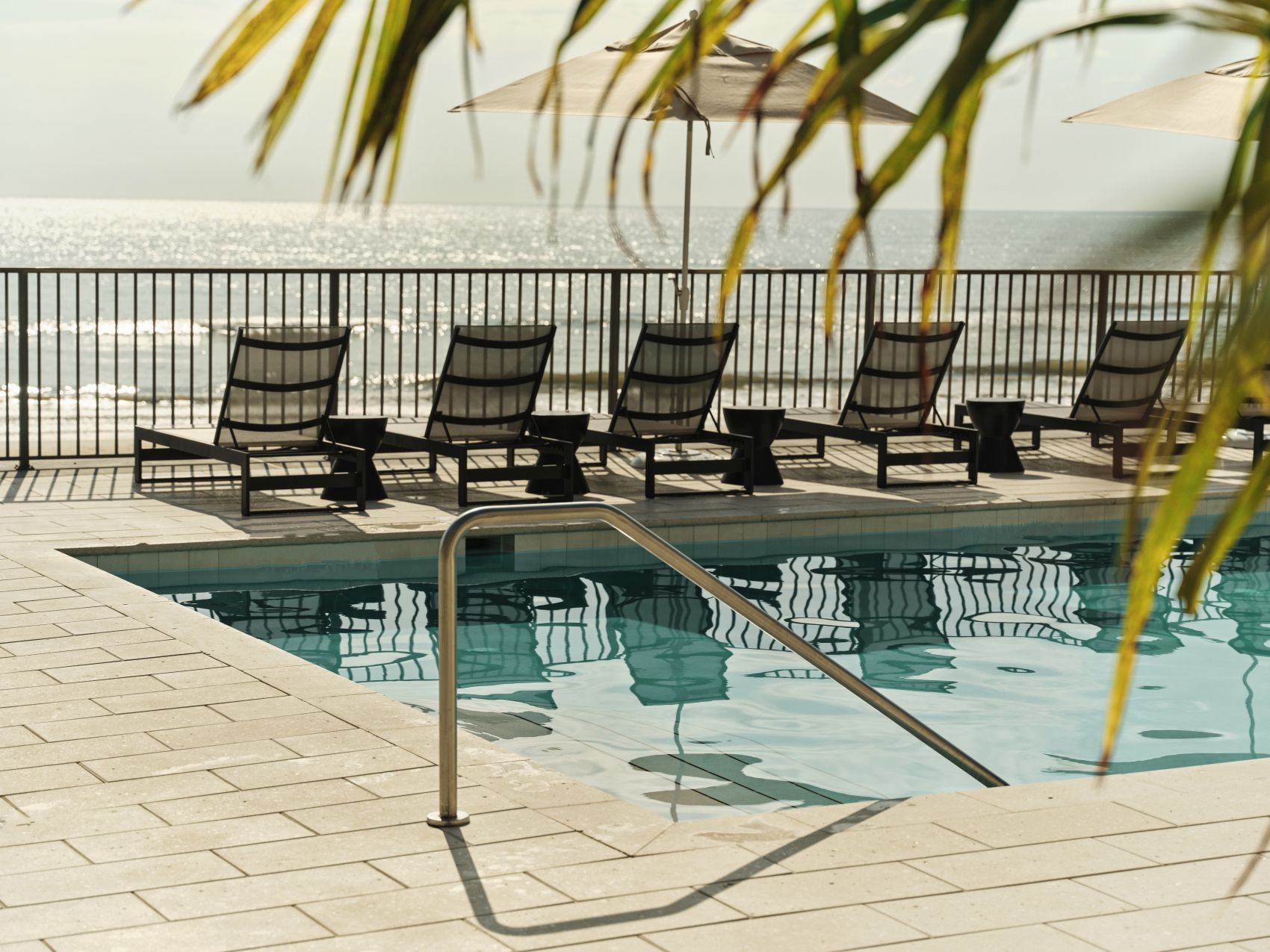 Ambros Daytona Hotel: Liegen am Pool mit Blick aufs Meer 