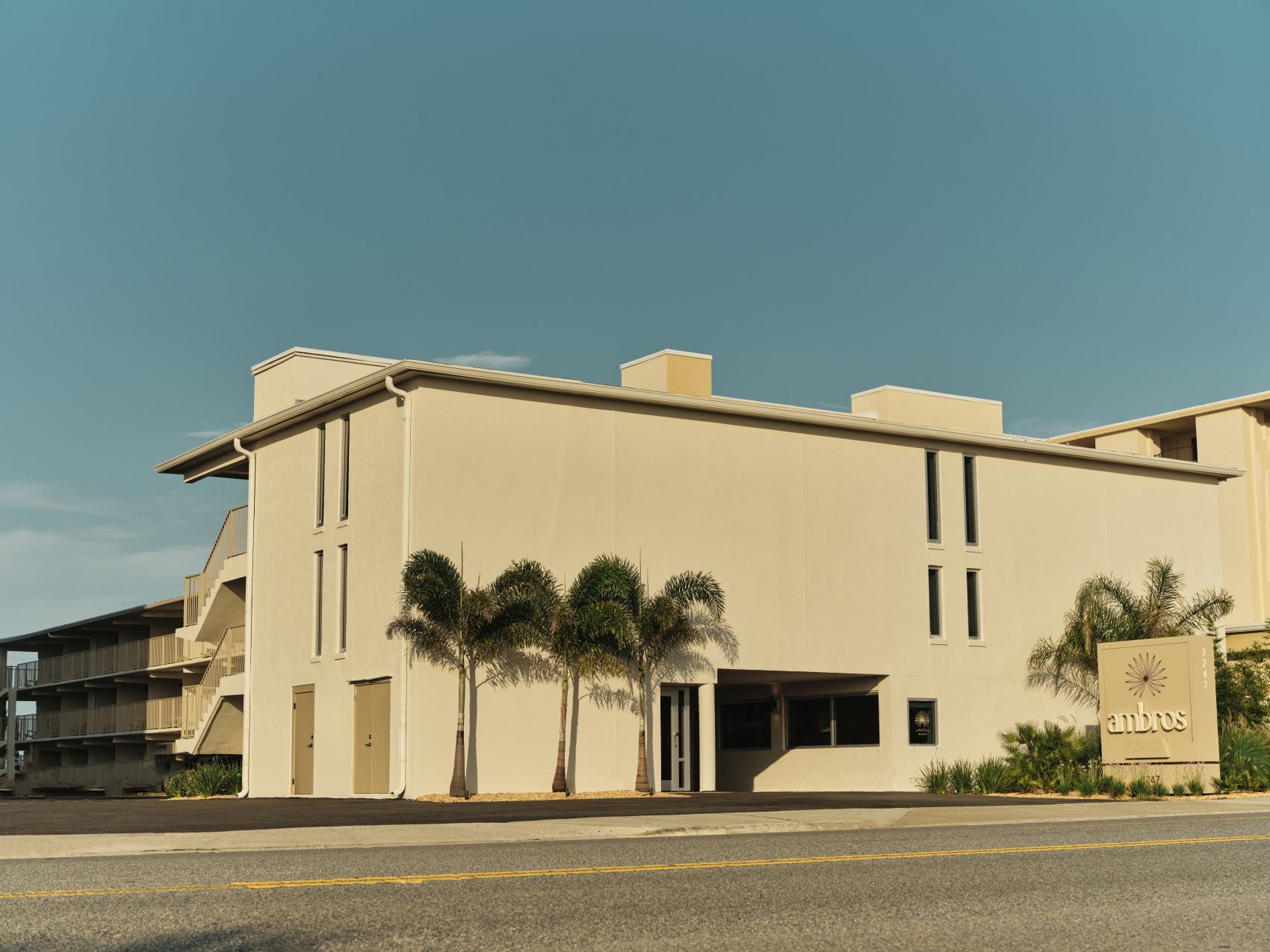 Blick auf die Fassade des Ambros Daytona Beach Hotel 