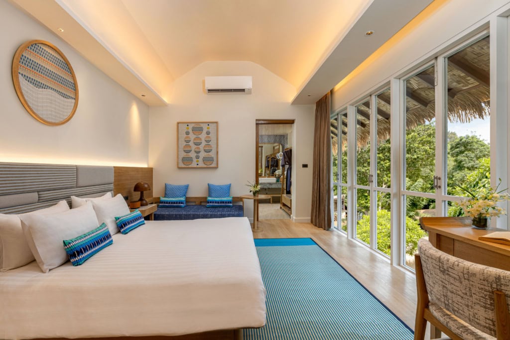Eine Suite im neuen Outrigger Phi Phi Island Resort in Thailand.