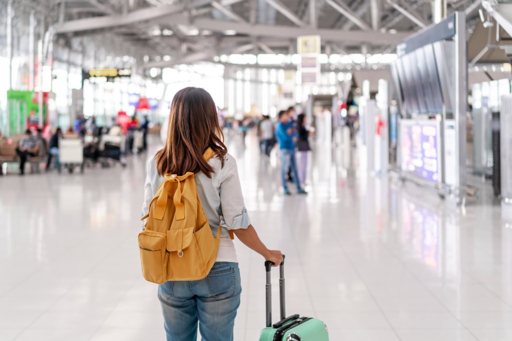 Eine Frau am Flughafen.