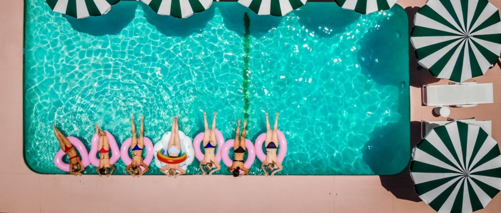Frauen im Pool in Palm Springs aus der Luft fotografiert