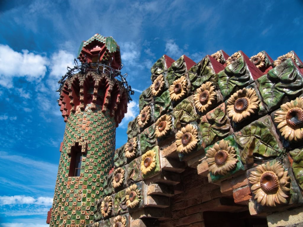 Gebäude von Gaudi in Comillas in Kantabrien in Spanien
