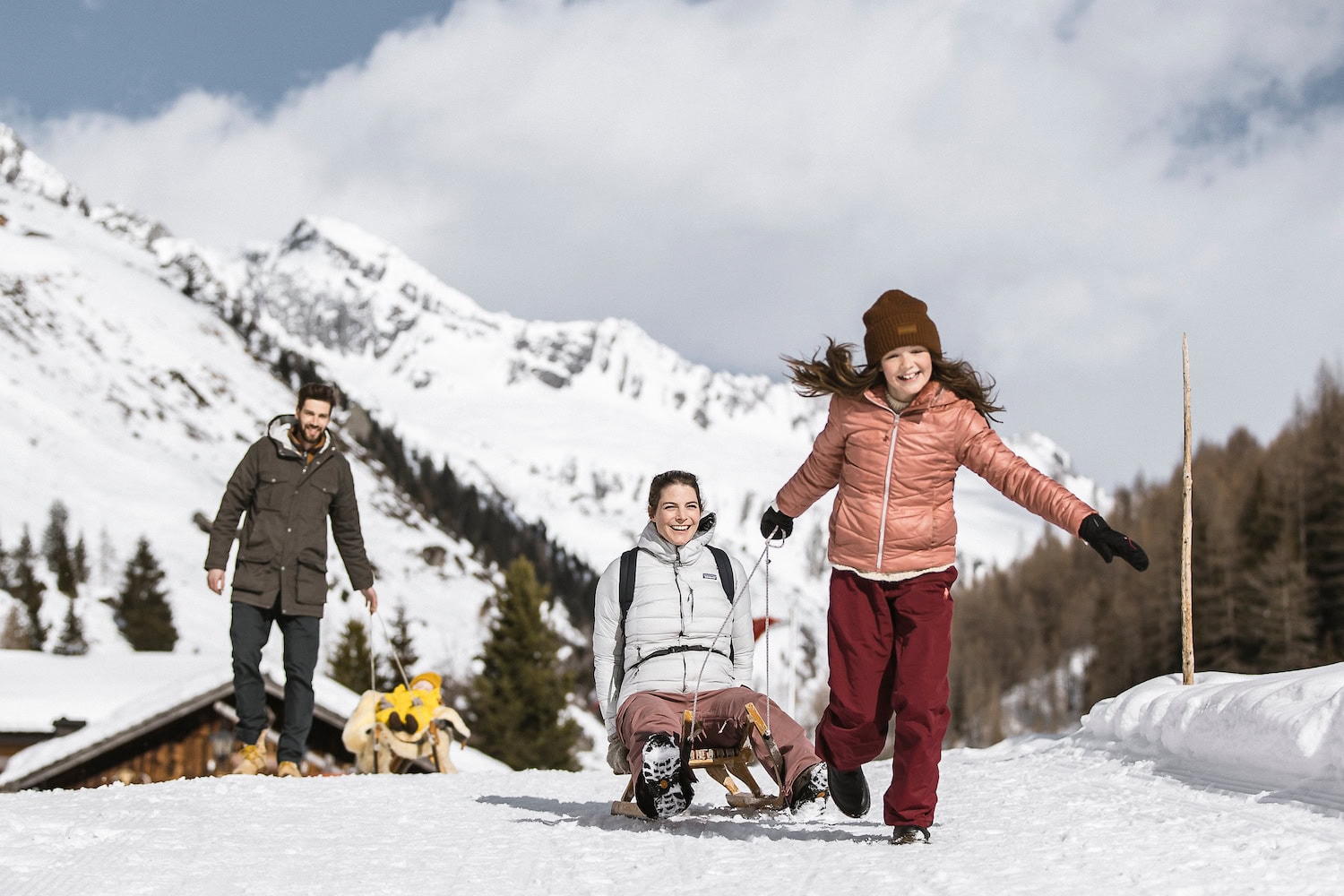 Familiendestination Ahrntal im Winter: Rodeln, Skifahren und eine gute Zeit verbringen.