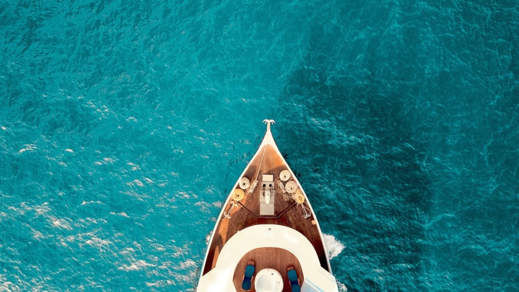 Schiffsbug von oben in türkisem Wasser