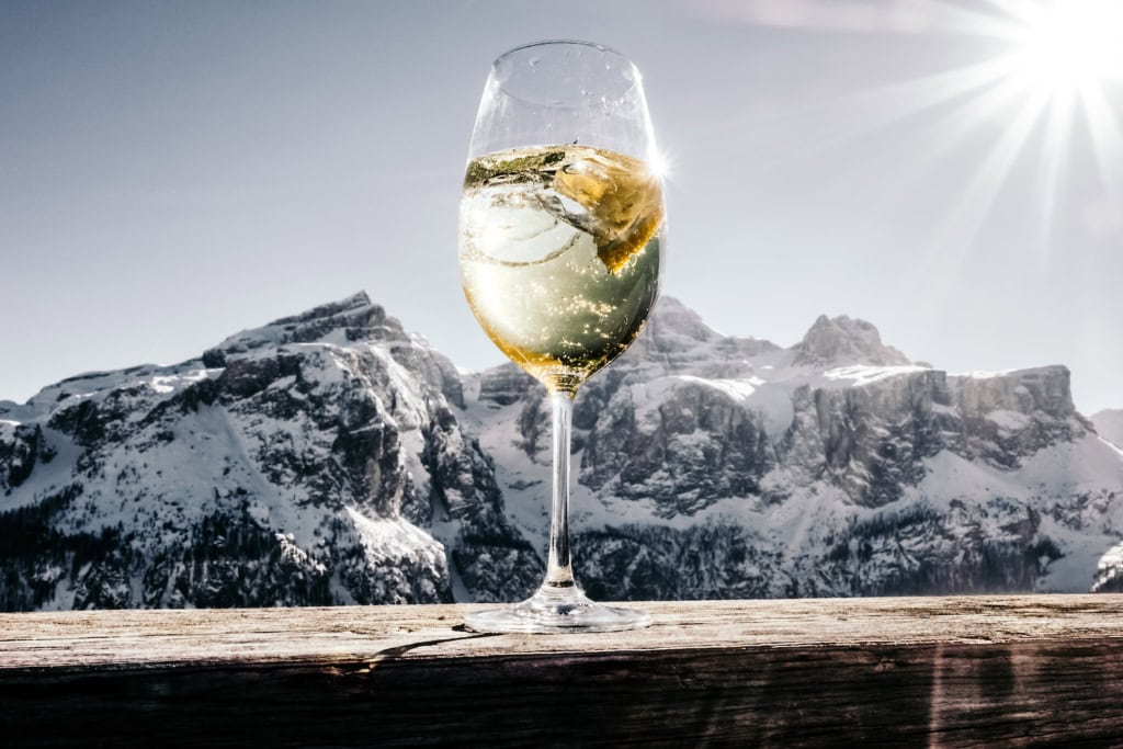 Weinglas vor den Bergen in Südtirol