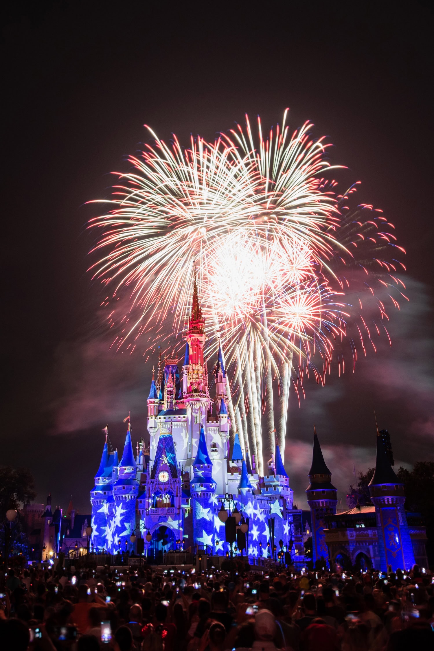 Feuerwerk am Cinderella Castle in Disney World Florida