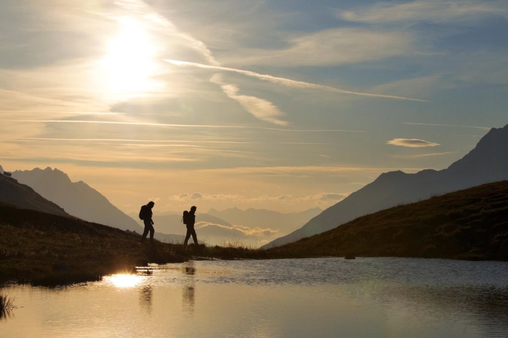 Abseits der Touristenmassen wandern Ruhesuchende in der Region rund um St. Anton am Arlberg