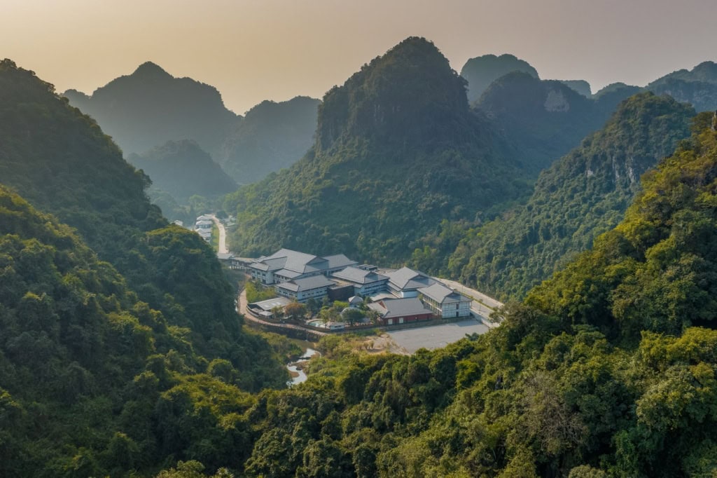 Panoramablick auf das Hilton Quang Hanh Onsen Resort aus der Ferne