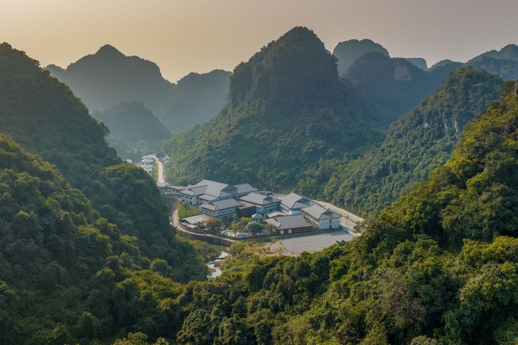 Panoramablick auf das Hilton Quang Hanh Onsen Resort aus der Ferne