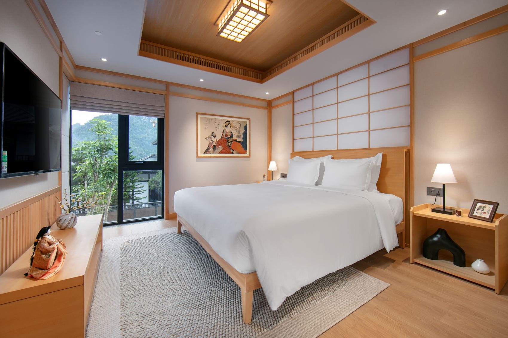 Zimmer in einer Villa im Outdoor-Bad im Außenbereich des Panoramablick auf das Hilton Quang Hanh Onsen Resort