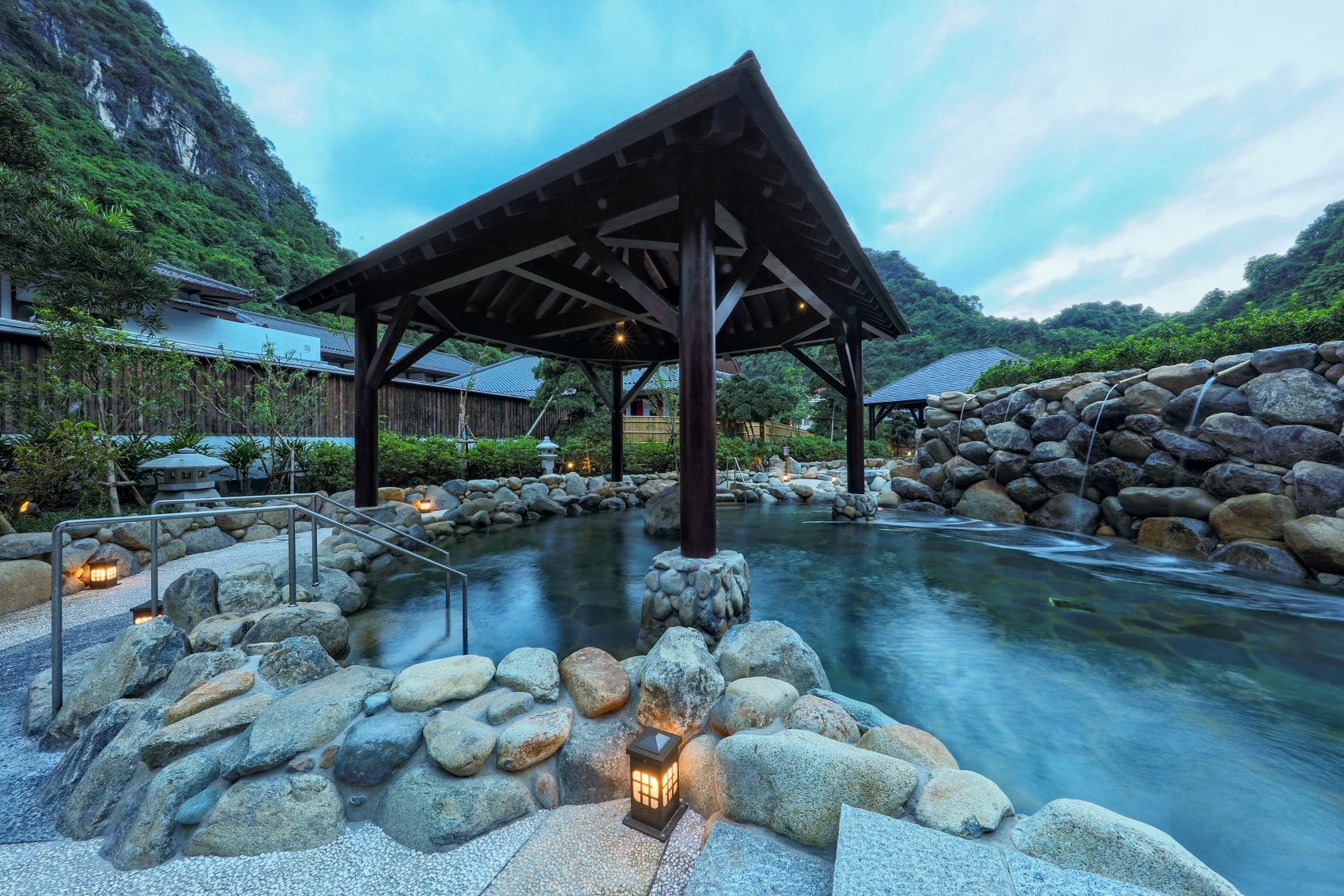 Outdoor-Bad im Außenbereich des Panoramablick auf das Hilton Quang Hanh Onsen Resort