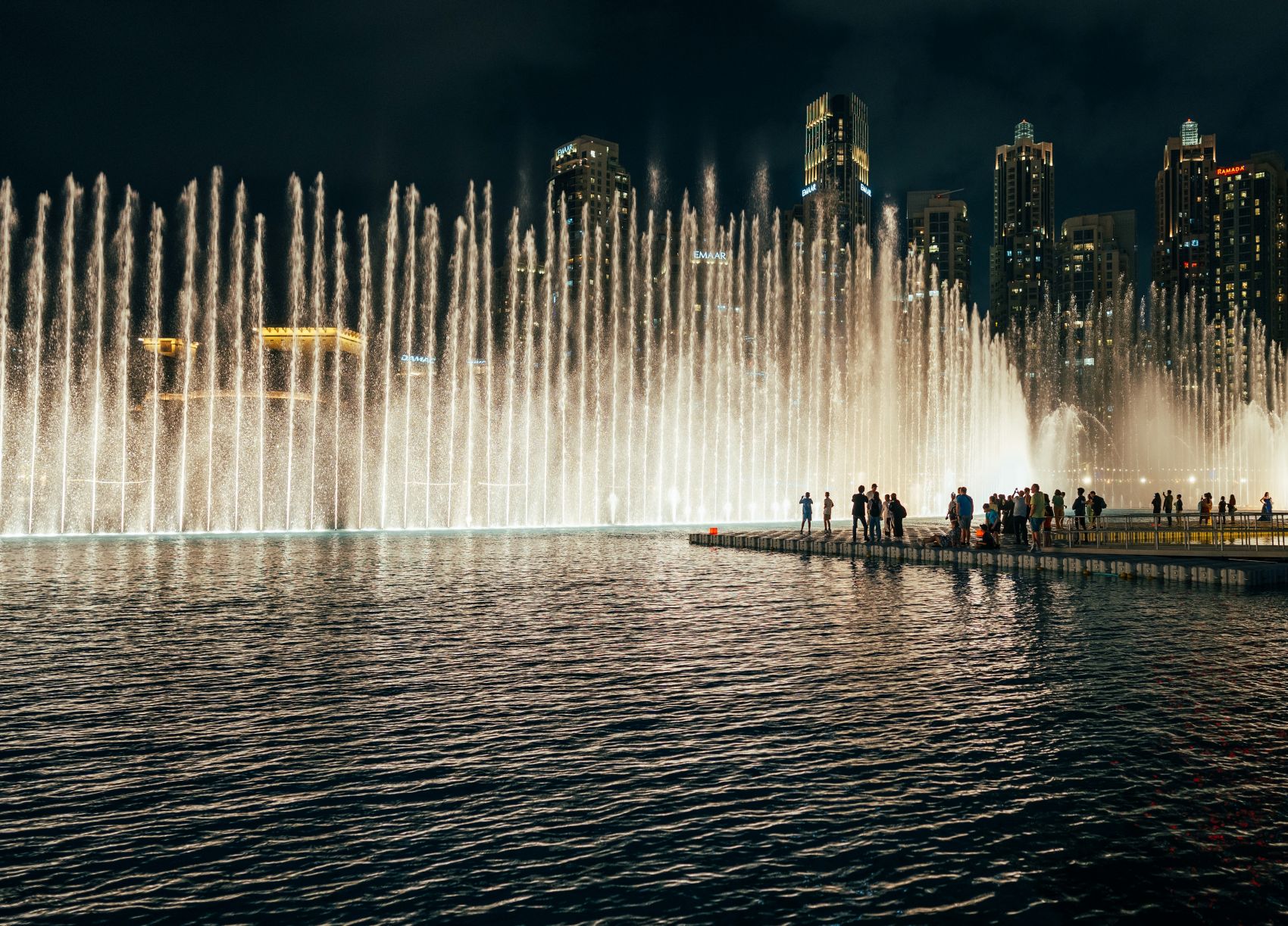 Schaulustige bestaunen am Abend die Springbrunnen-Show in Dubai 