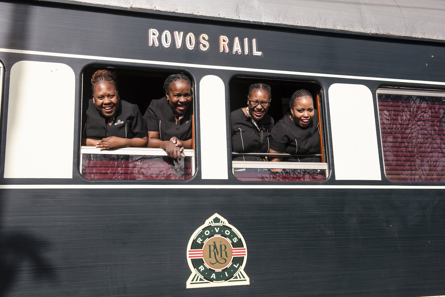 Frauen am Zugfenster des African Explorer von Rovos Rail