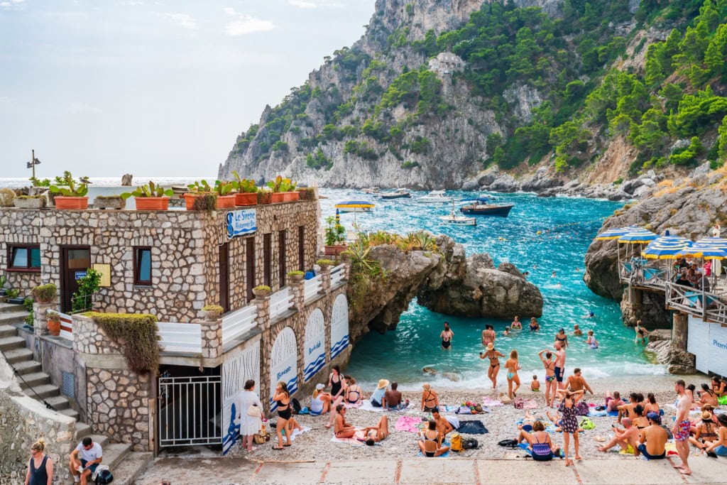 Touristen am Strand von Capri.