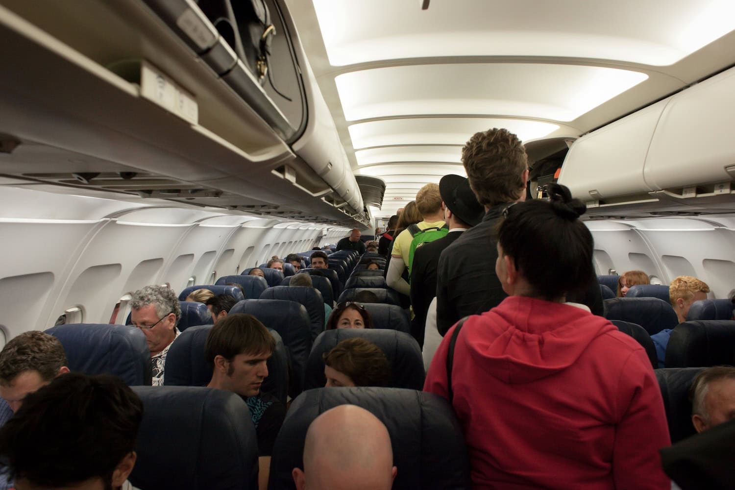 in der Flugzeugkabine bei Flugchaos im Nahen Osten