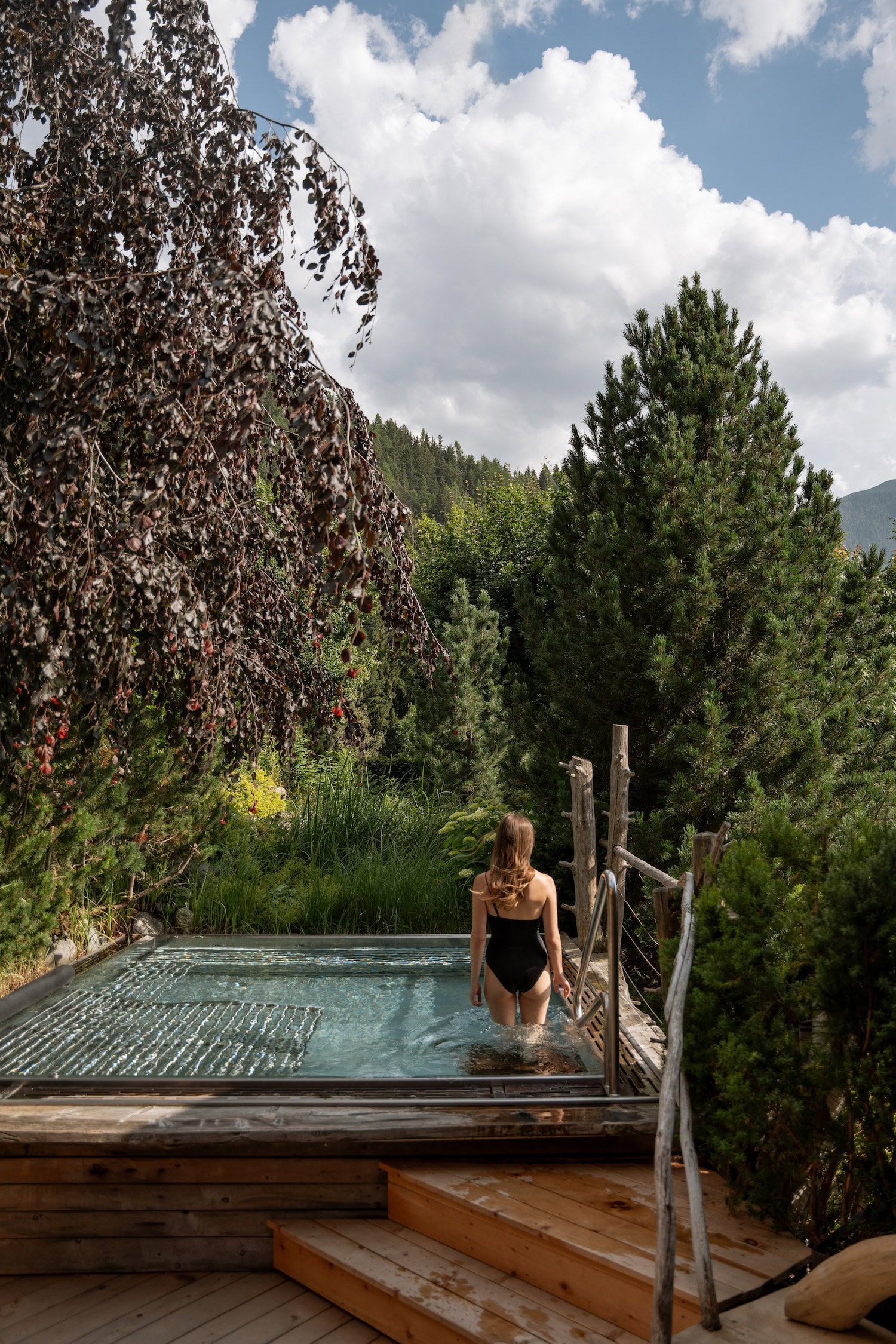 Frau badet im Pool im Naturhotel Lüsnerhof