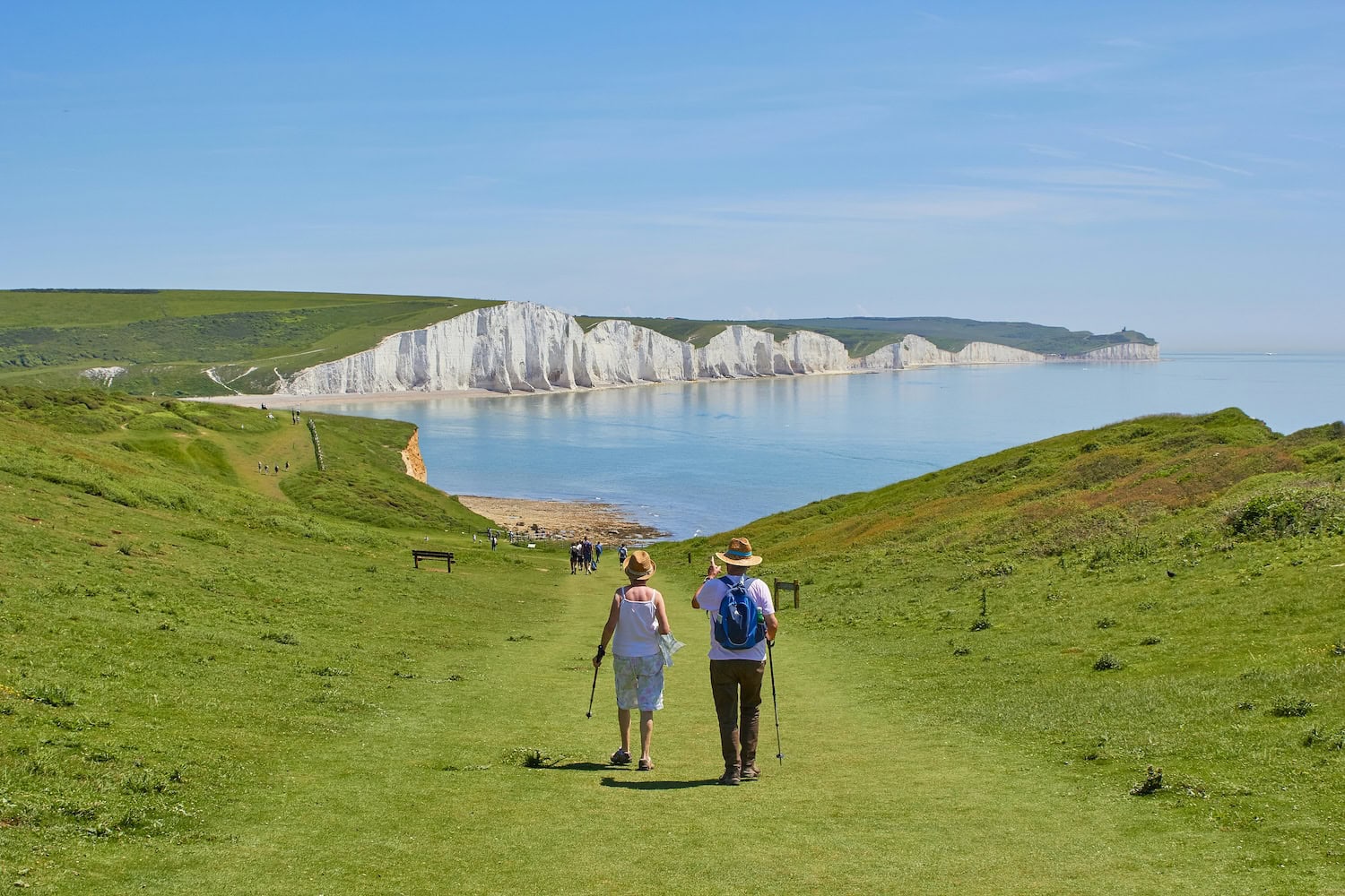 zwei Menschen entlang der Klippen bei Brighton