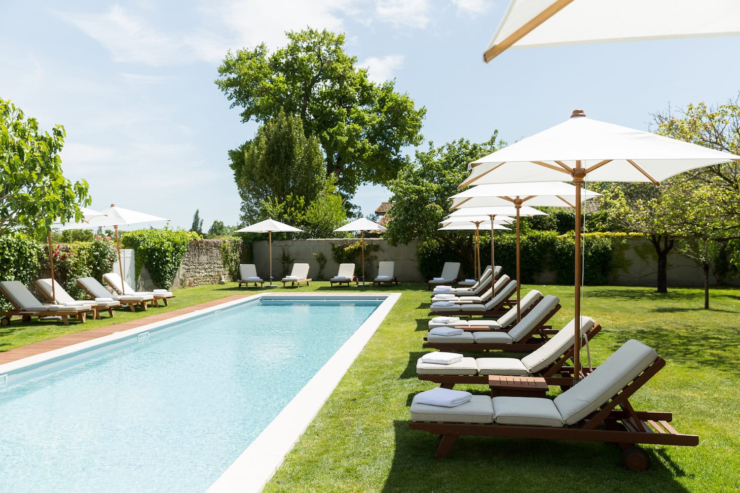 Pool im neuen Como Cordeillan Bages Hotel auf dem Weingut in Frankreich