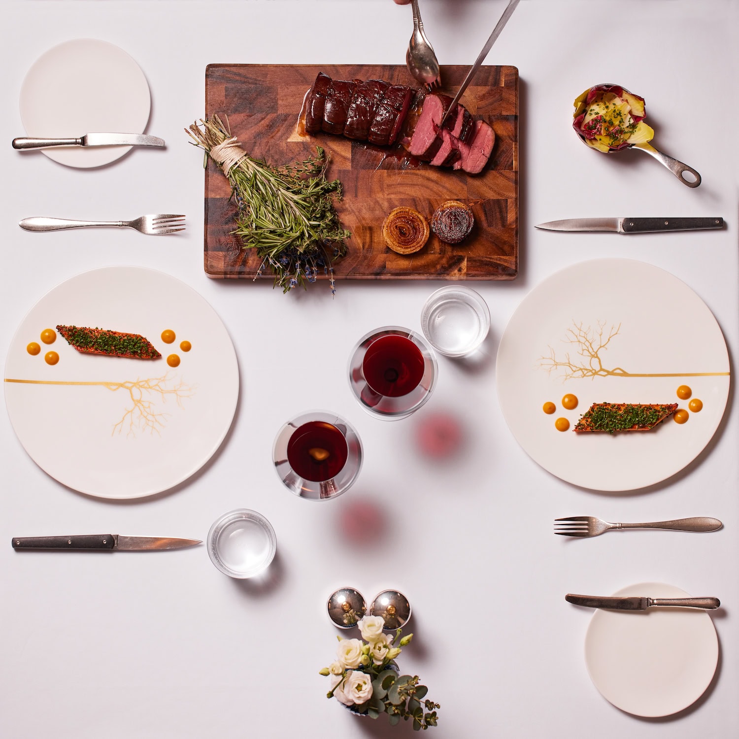 gedeckter Tisch im Restaurant im Corinthia London