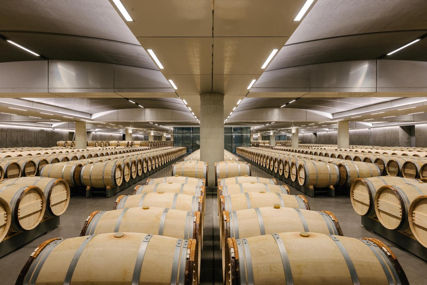 Weinfässer im Weingut in Südfrankreich