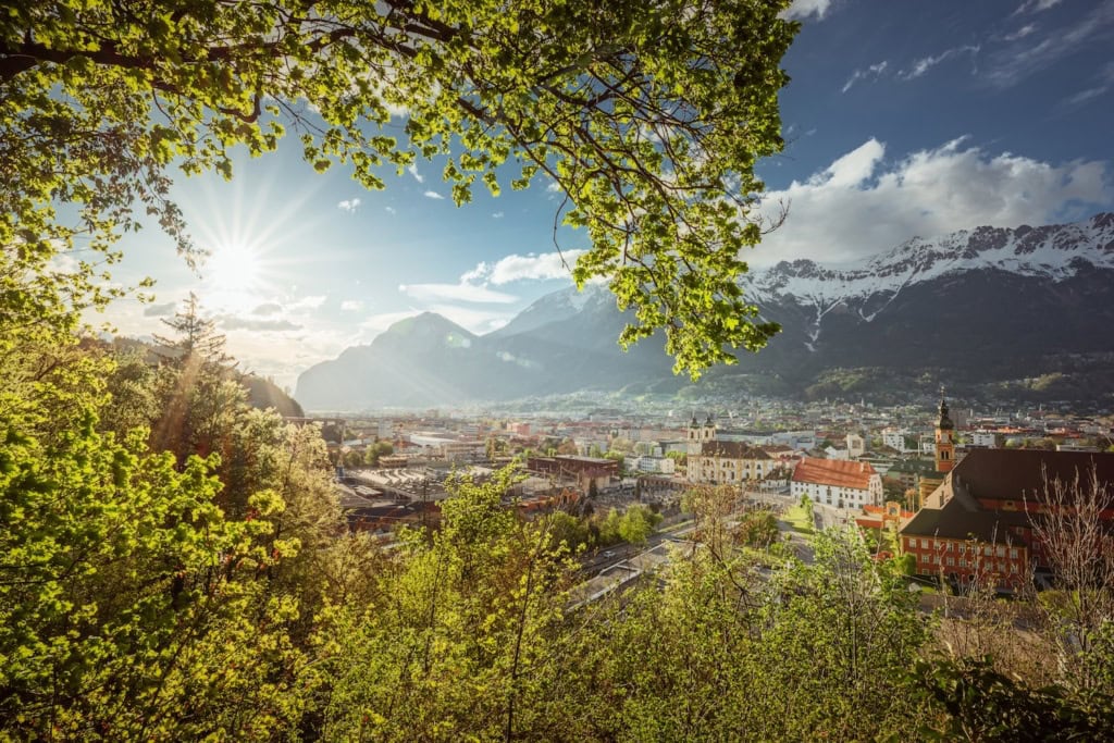 Innsbruck im Frühling mit Blick auf die Berge