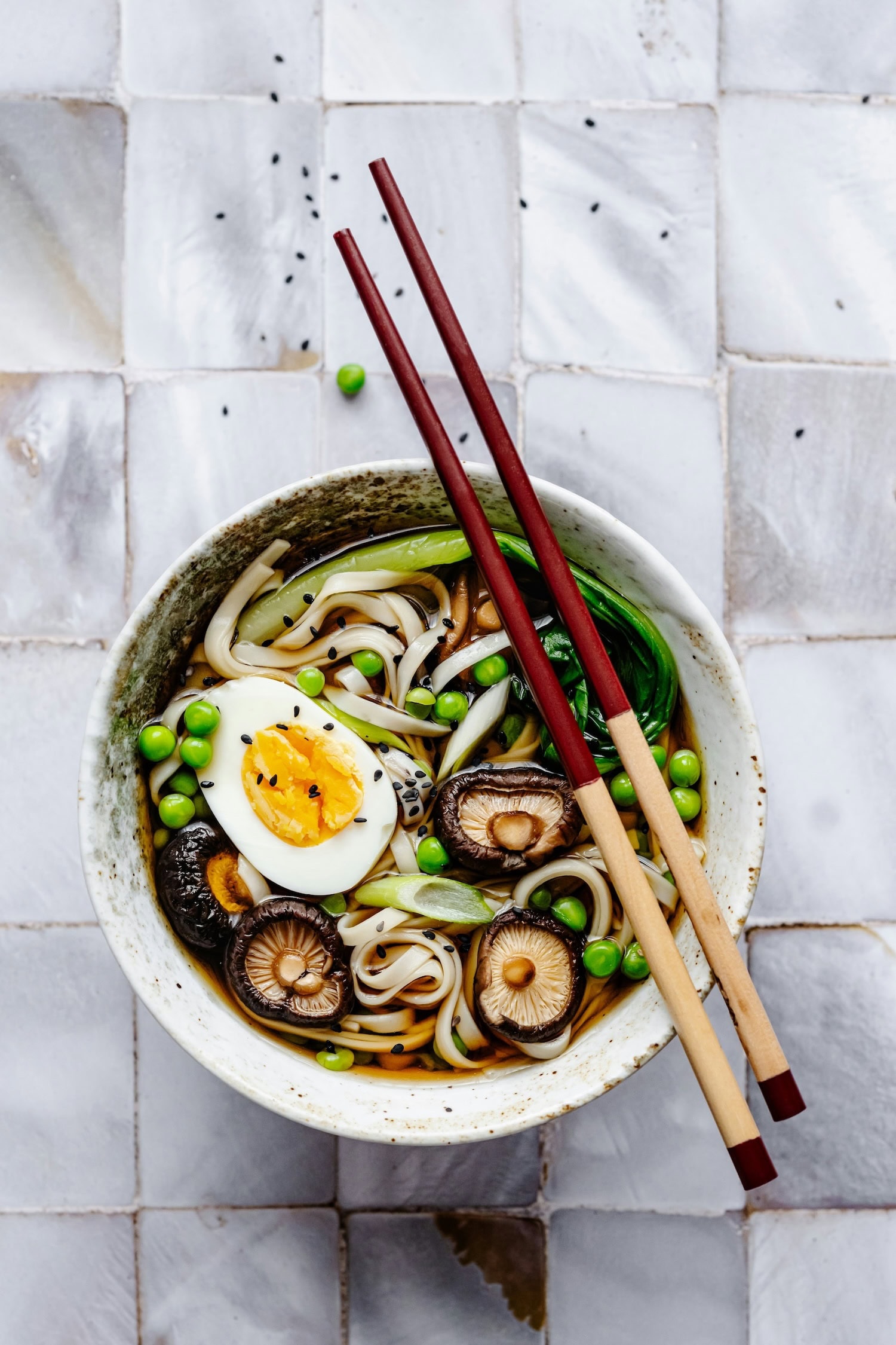 Ramen Rezept vegetarisch: klare Ramensuppe mit Ei und anderen Zutaten