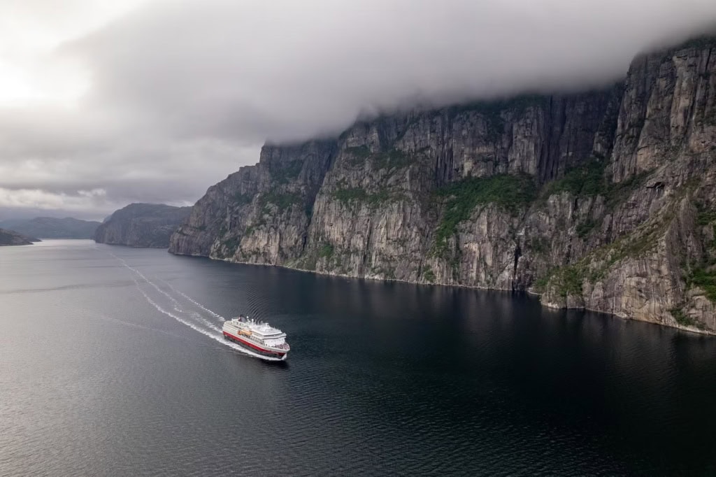 Ein Schiff von Hurtigruten.