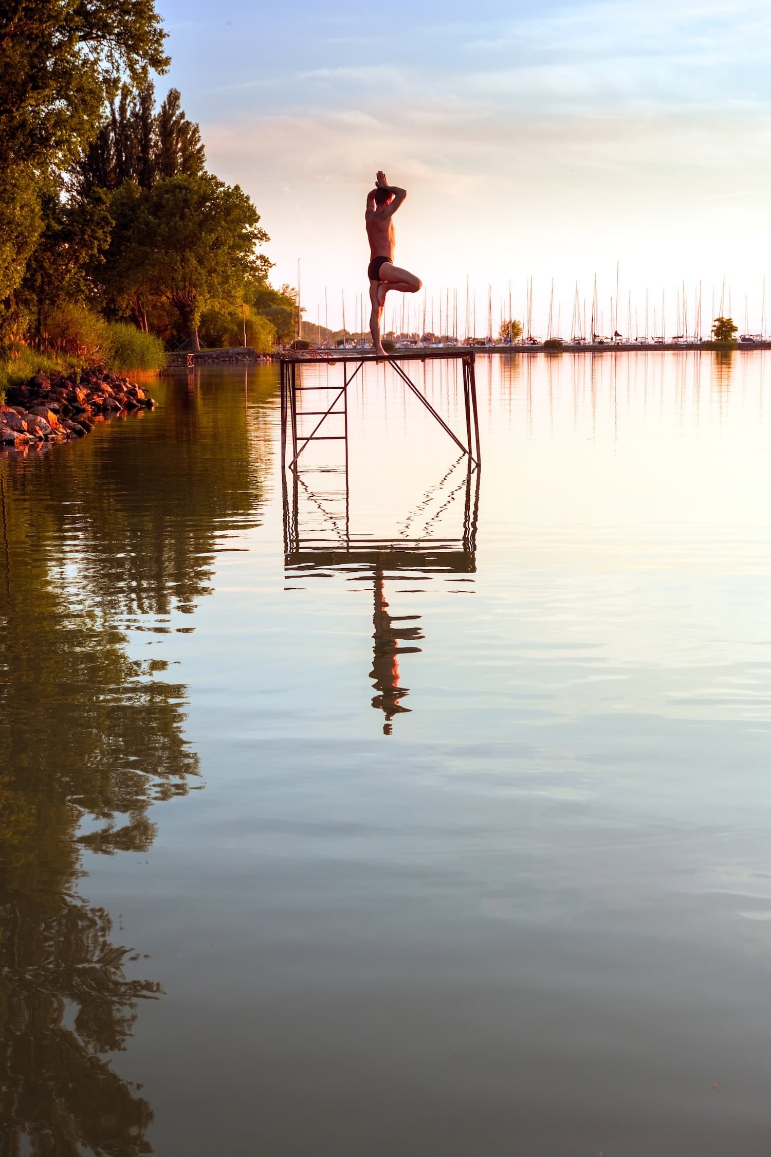 Mann macht Yoga am Balaton in Ungarn