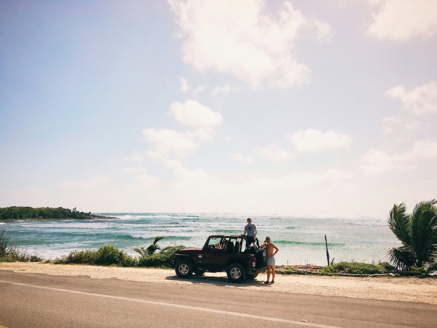 Jeep und zwei Männer bei einer Inselerkundung auf Cozumel