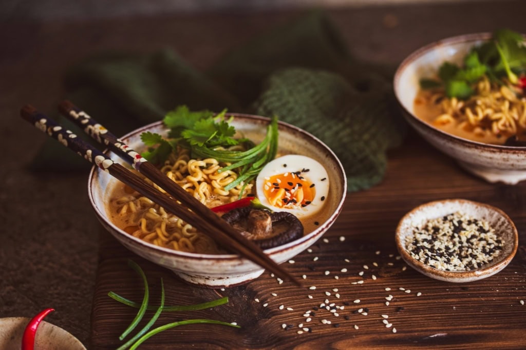 Ramen Rezept vegetarisch: zwei Schüsseln mit Ramen-Suppe