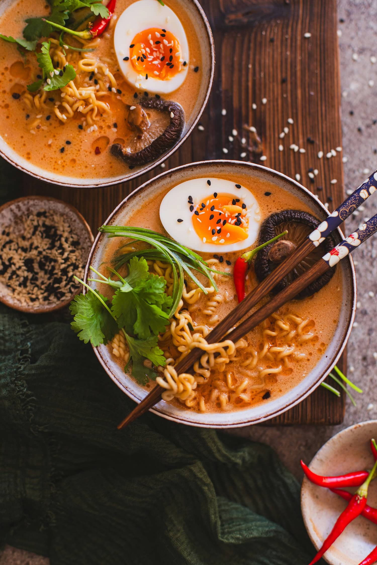 vegetarisches Ramen Rezept: creamy Ramen in einer Schüssel angerichtet