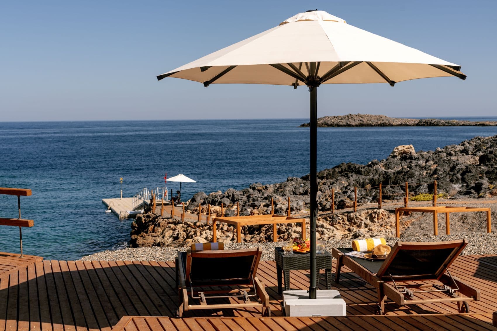 Sonnenliegen am Strand im Resort Aulus Chania auf Kreta