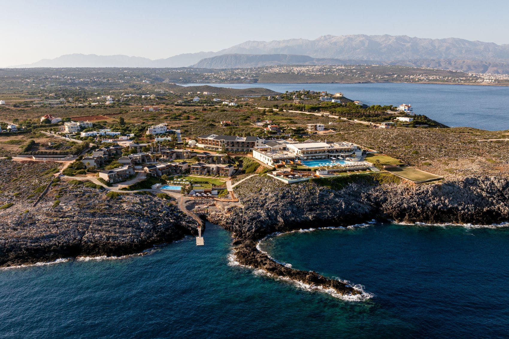 Resort Aulus Chania auf Kreta aus der Vogelperspektive vom Meer aus gesehen