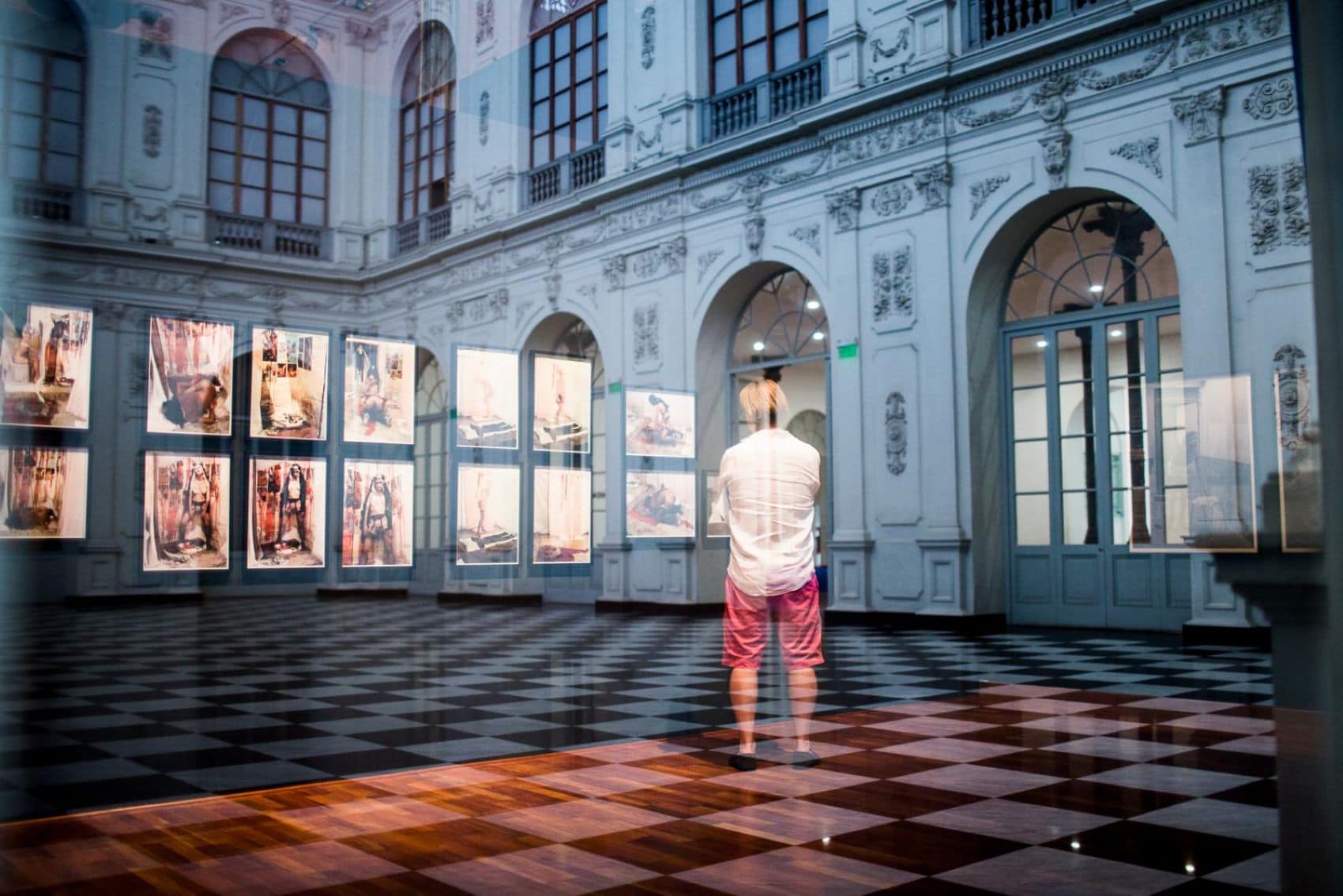 Besucher im Kunstmuseum in Lima