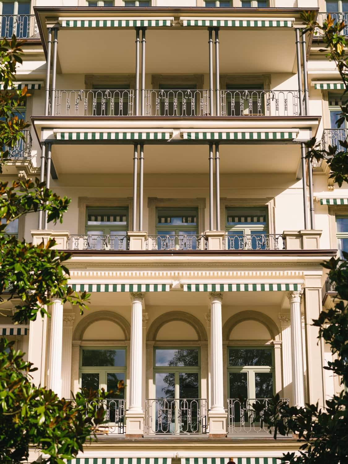 Fassade vom Brenners Park-Hotel & Spa frisch renoviert