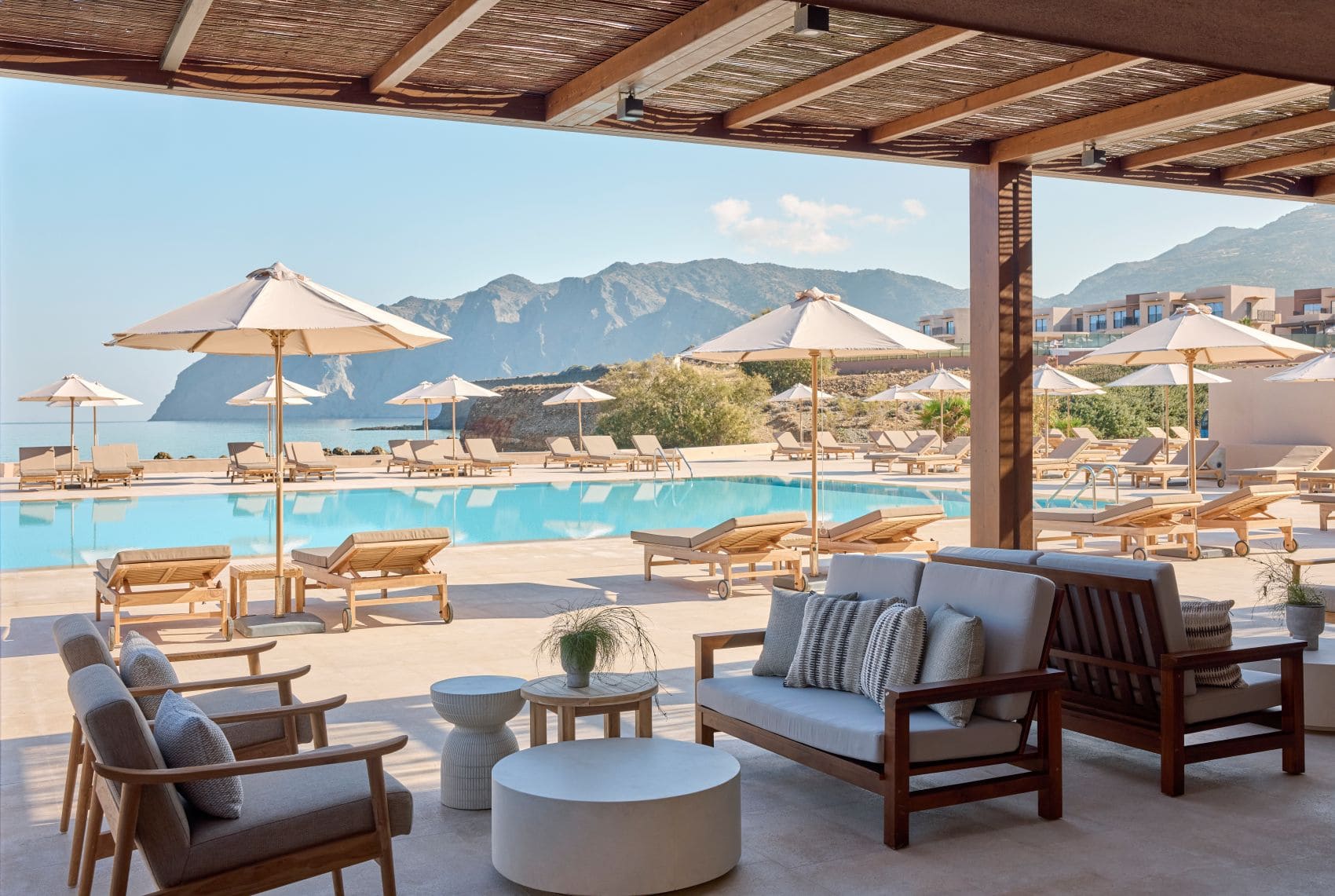 Pool-Area im Resort Ella Rocrita auf Kreta