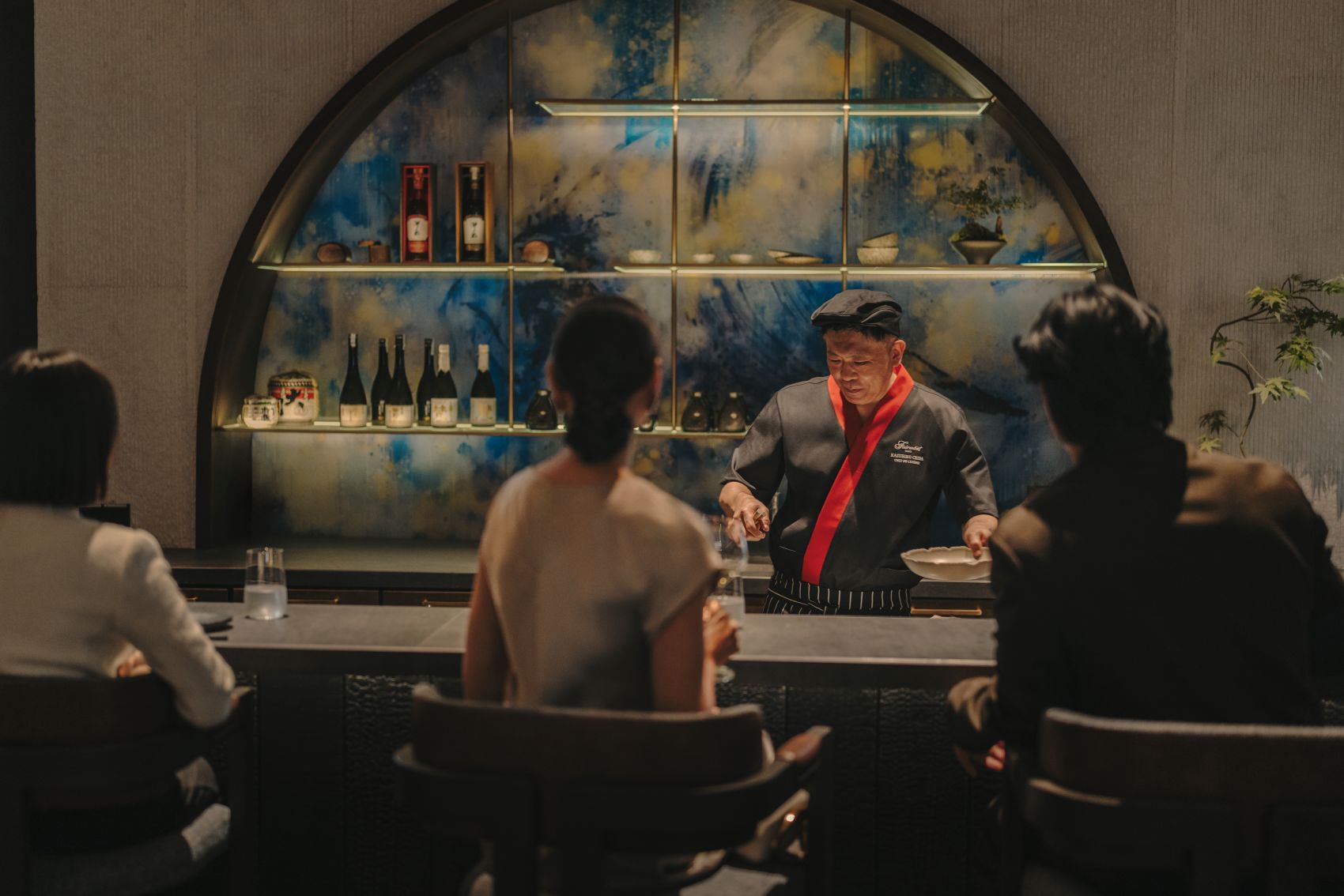 Gäste im Restaurant Hiryu im Fairmont Hanoi