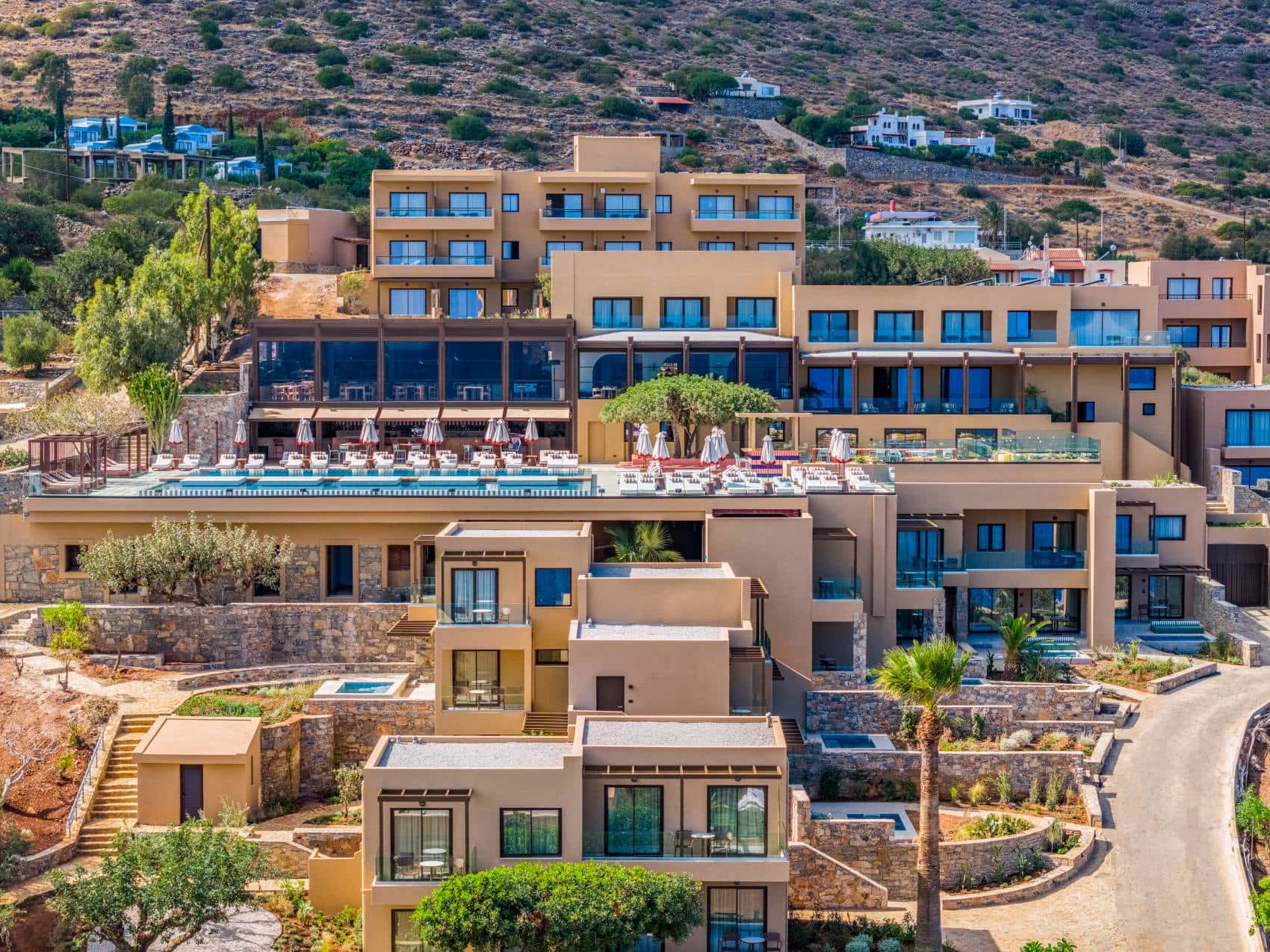 Fassade des INNSiDE by Meliá Elounda auf Kreta
