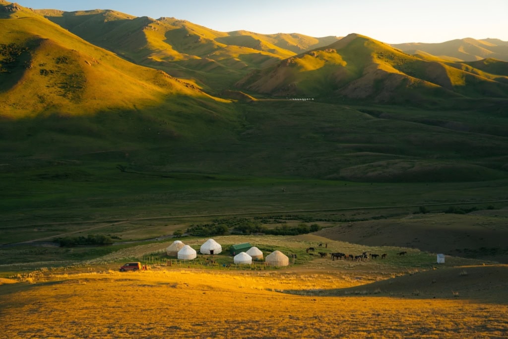 Jurtencamp am Song-Kul-See in Kirgistan bei Sonnenuntergang