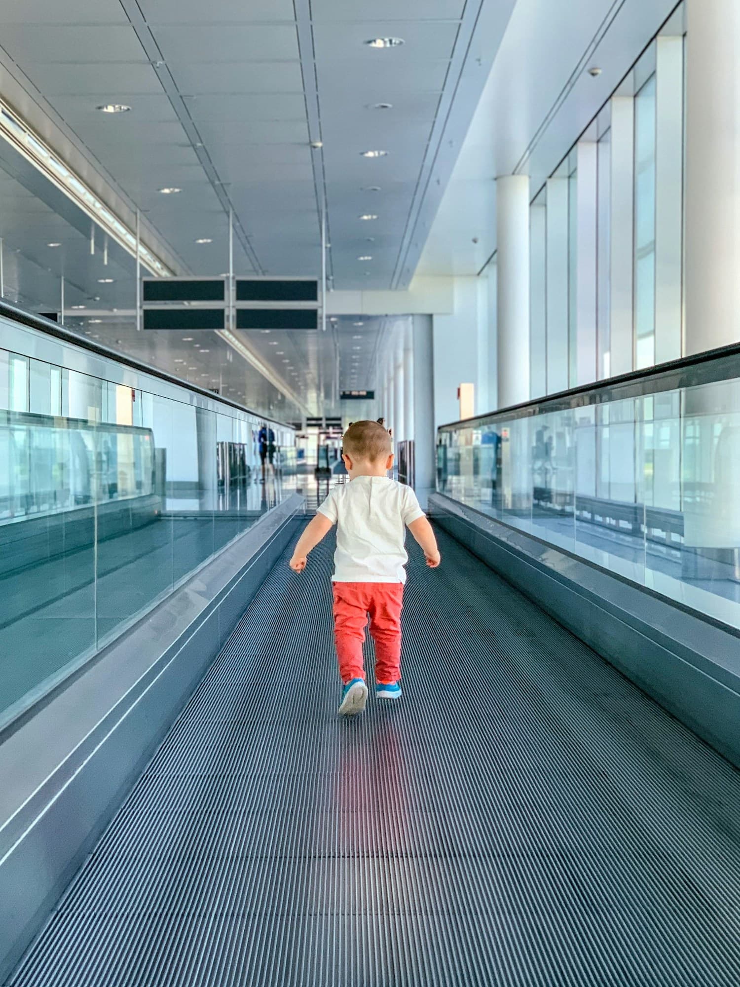 Kleinkind am Flughafen