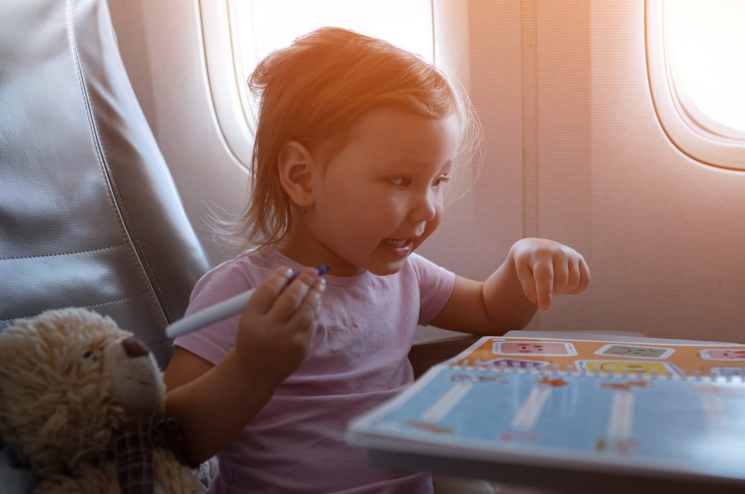 Fliegen mit Kleinkind und Baby Tipps: Genug Beschäftigung und Spielzeug mit ins Flugzeug nehmen