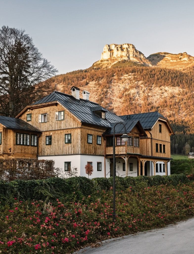 Das Mayrlife Medial Health Resort von außen vor Bergkulisse