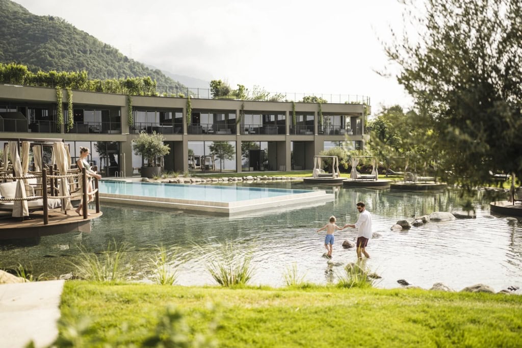 Vater spielt mit Kind im Pool vom Stroblho am Gardasee