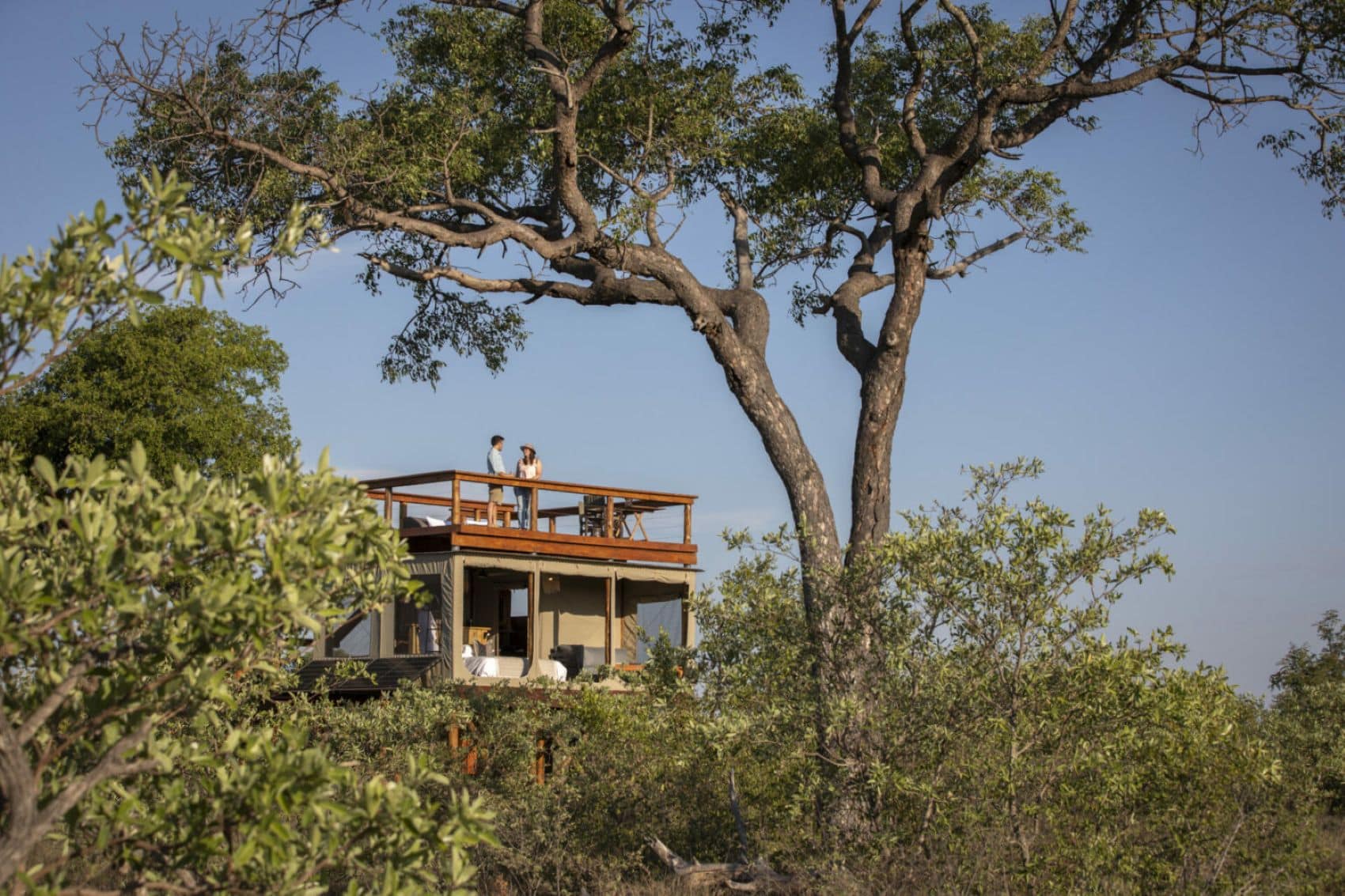 Touristen auf einem offenen Schlafplatz im Freien in Südafrika 